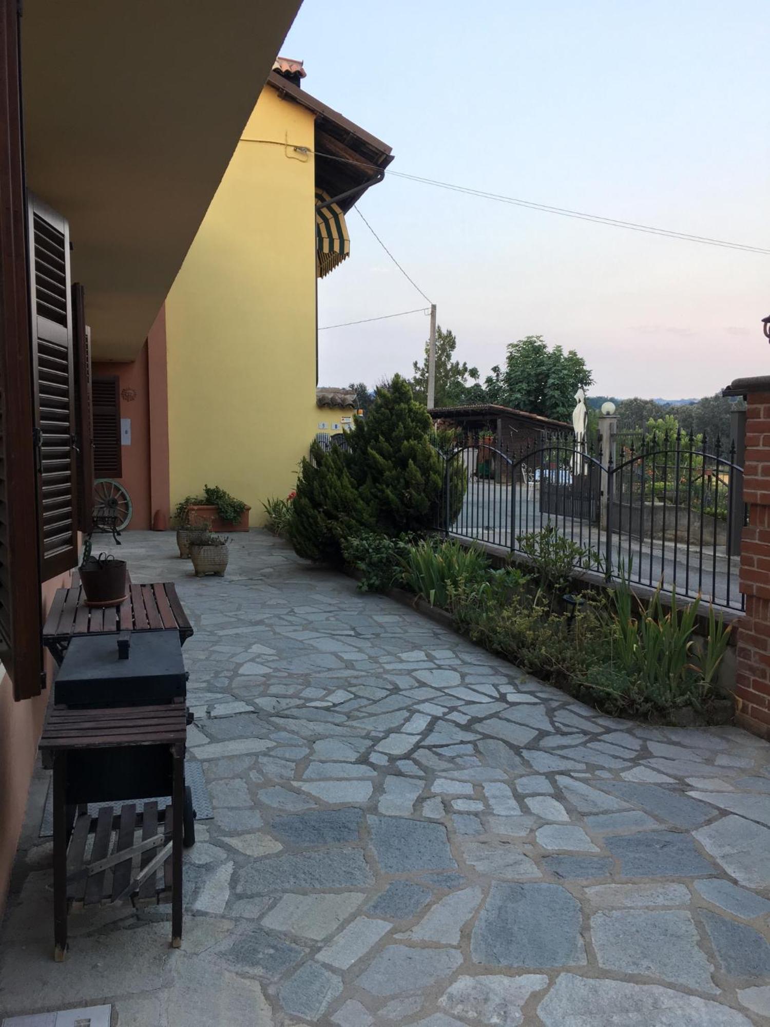 Relax Nel Noccioleto Guest House Novello Bagian luar foto